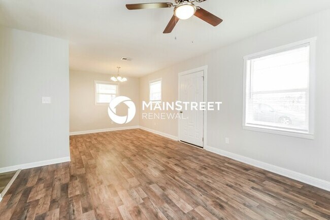 Building Photo - 4 Bedroom Pet-Friendly Home in Birmingham, AL with Main Street Renewal