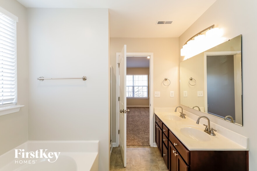 Building Photo - 16034 Stuarts Draft Ct