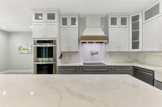 Building Photo - 2129 Lorraine Dr