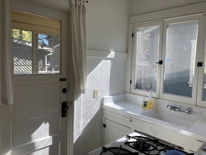 kitchen - 422 El Centro St