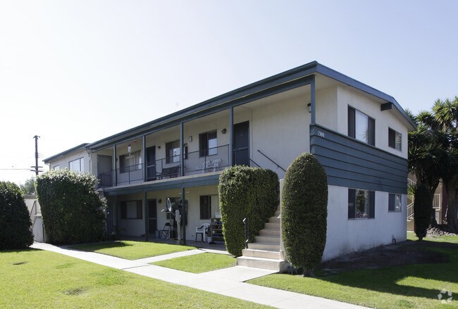 Primary Photo - 1300 W Valencia Dr