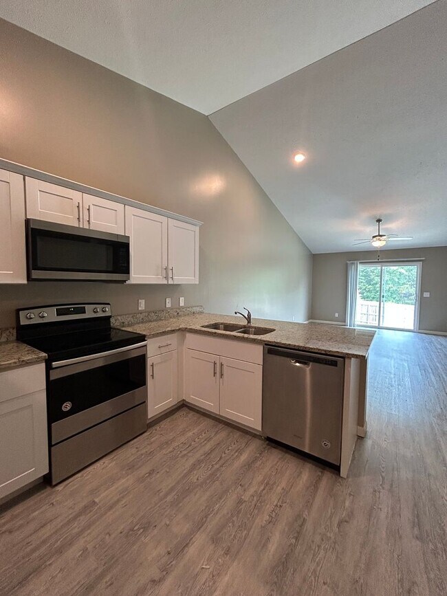 Building Photo - Spacious 4 Bedroom Duplex Near Village Pointe