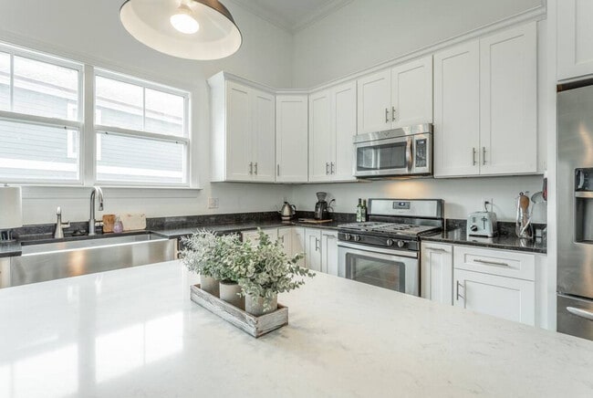 Building Photo - 1494 Madison St