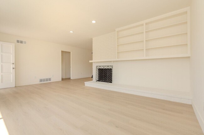 Building Photo - Refreshed Spacious 3 Bed/2 Bath Home in La Mesa!