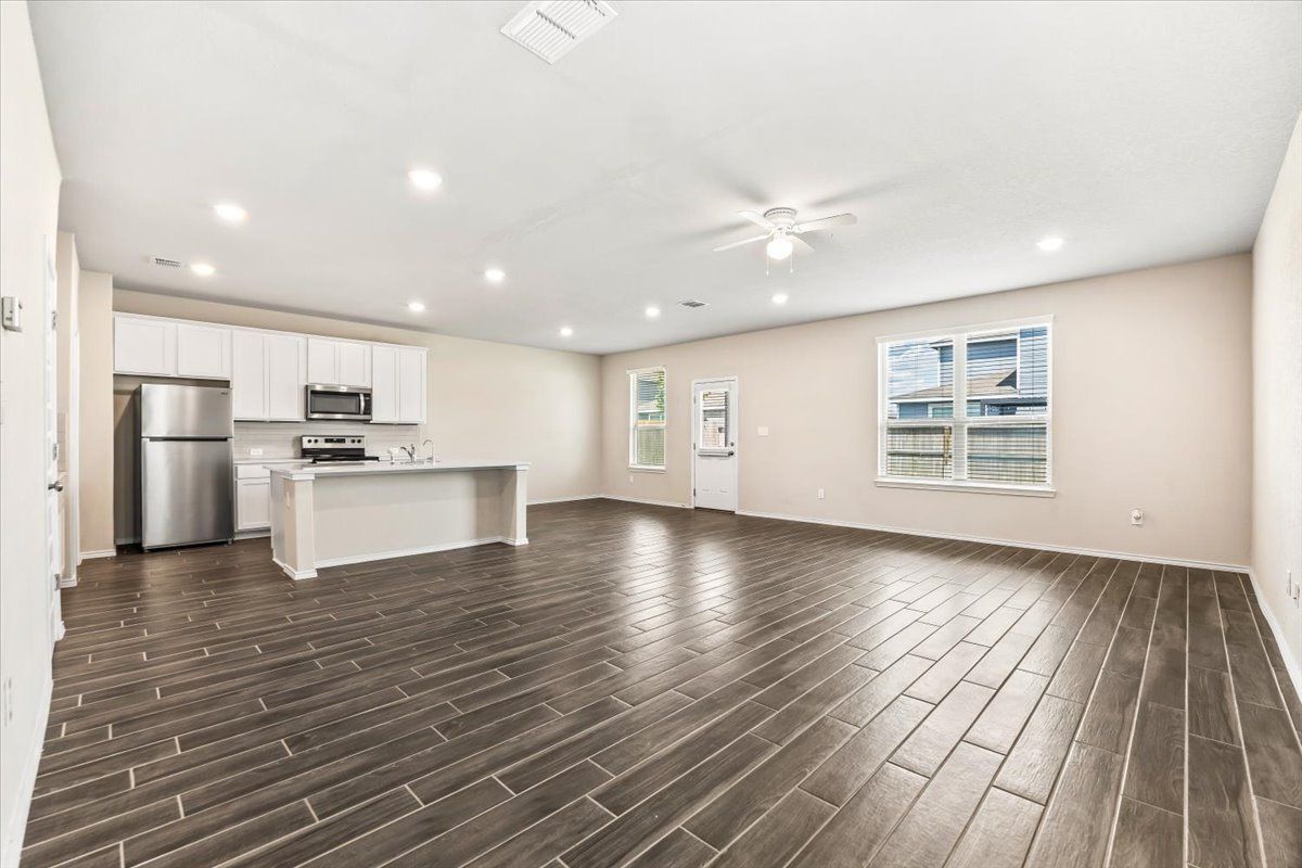 Building Photo - 2521 Ayers Dr