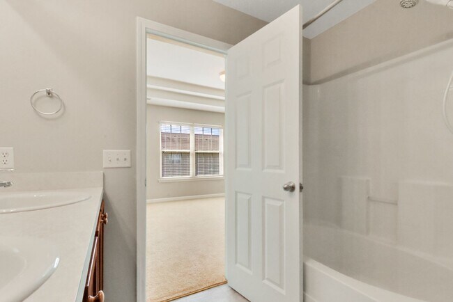 Building Photo - 3 Bed, 2. 5 Bath Like New Townhome in Richmond Hill