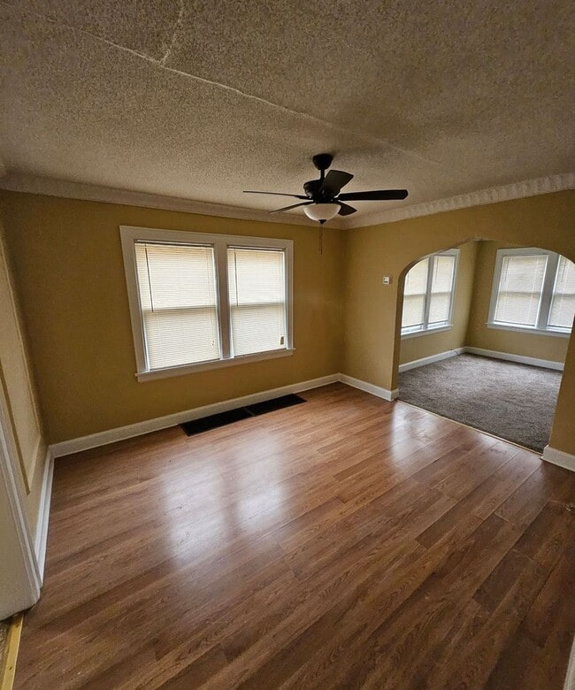 Building Photo - 3 Bedroom 2 Bathroom in Kansas City MO $1,400.00