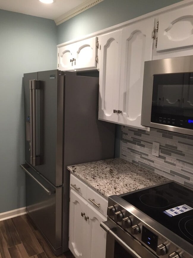 Building Photo - Gorgeous Updated 2BR 3BA Town house