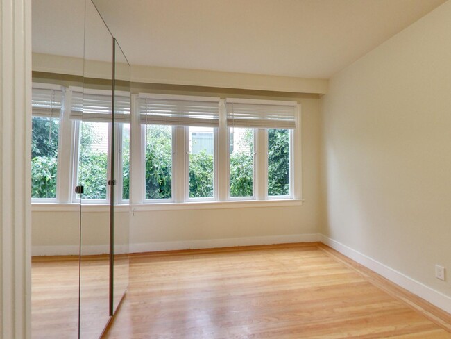 Building Photo - Remodeled 3 Bedroom in Nob Hill!!