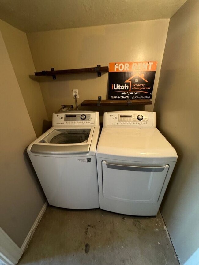 Building Photo - 4 bed 2 bath 2 car garage. Dog Friendly