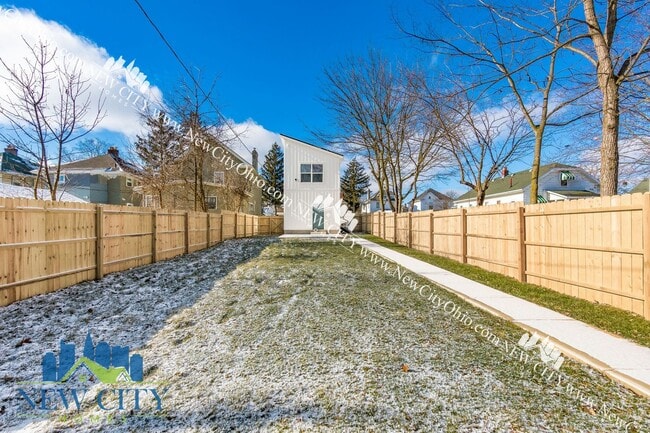 Building Photo - 2 Bedroom, 1.5 Bathroom Home! Recently Built!