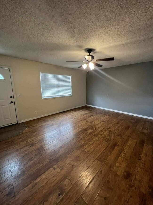 Building Photo - COMING SOON: CUTE 3 BEDROOM / 2 BATHROOM HOUSE IN CARTERVILLE MO!! FENCED IN YARD AND GARAGE!!