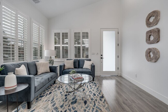 Building Photo - Bright and Beautiful 3 bedroom 2 full bathroom Home! Attached two car tandem garage with large en...