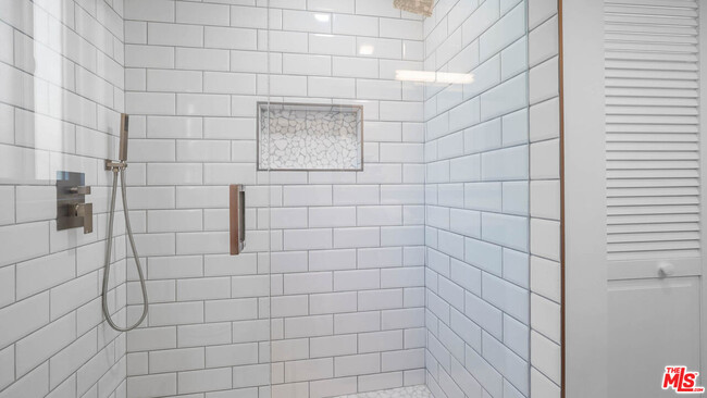 Building Photo - 5320 W 57th St