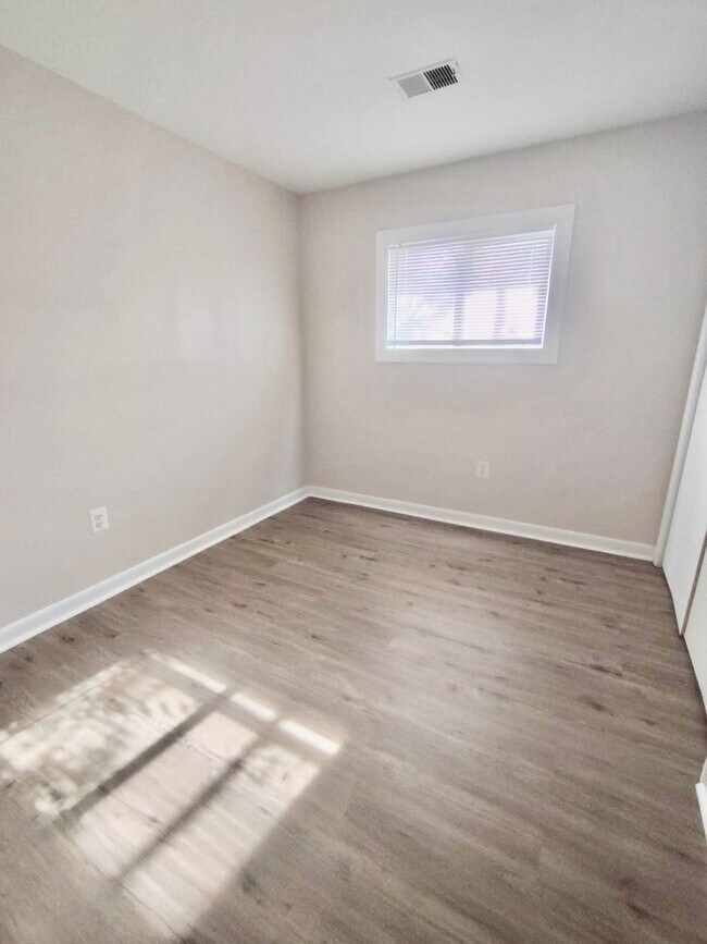 Building Photo - Spacious 3 Level Stafford Townhouse