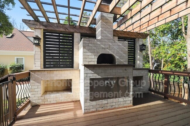 Building Photo - 16205 Riverpointe Dr