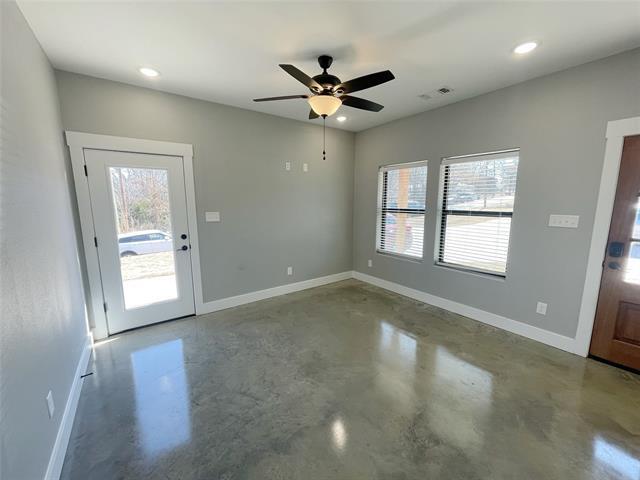 Building Photo - 1213 Oak Dr