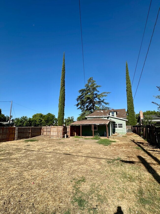 Building Photo - Beautiful 3 bedroom 3 bath Two Story House