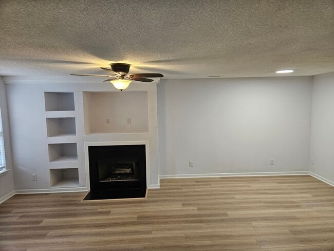 Building Photo - Stylish End Unit 3br 2.5ba TH in Cary! Ava...