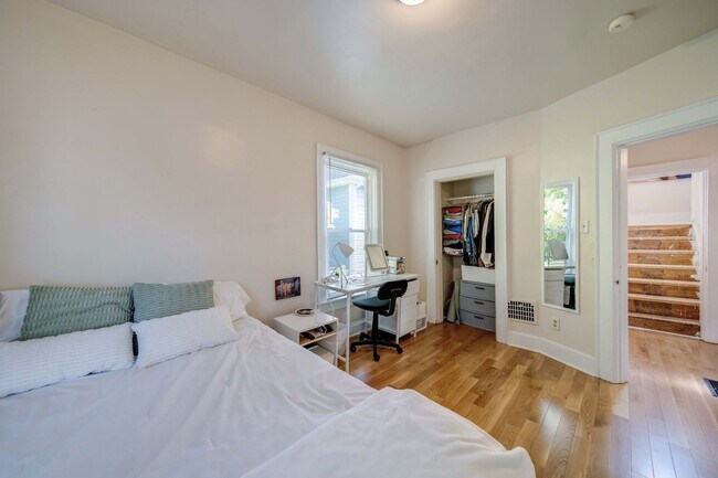 Building Photo - Ultimate 6-Bedroom House with Spacious Liv...