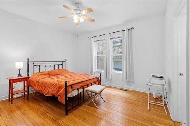 Building Photo - 4 bedroom in Chicago IL 60626