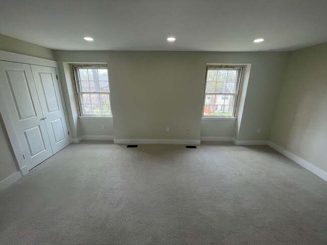 Building Photo - BEAUTIFLLY UPDATED TOWNHOME