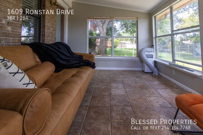 Building Photo - 1609 Ronstan Dr