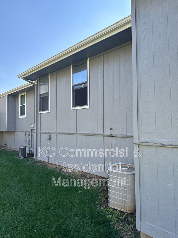 Building Photo - 5716 N London Ave