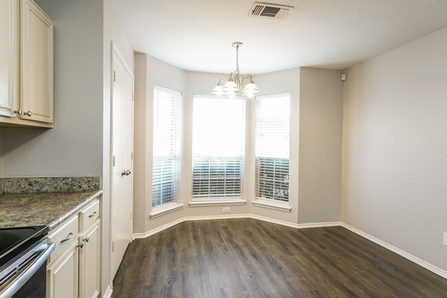 Building Photo - 900 Springfield Dr