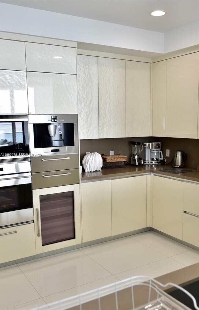 Building Photo - 17475 Collins Ave