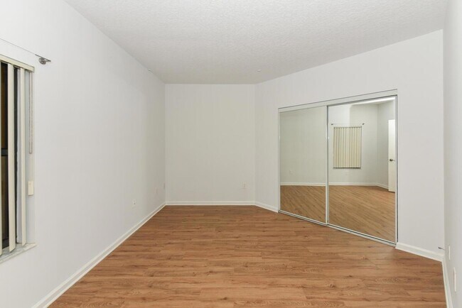 Building Photo - 800 Uno Lago Dr