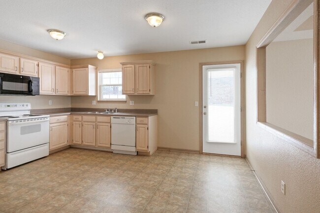 Building Photo - 2 bedroom 1.5 bath in Oak Grove-Available in July