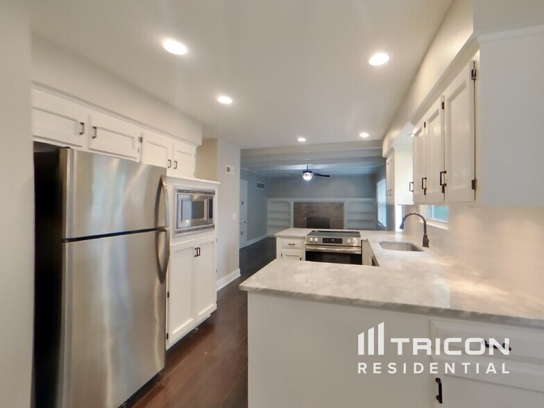 Building Photo - 15924 W 149th Terrace