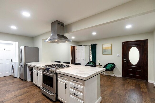 Building Photo - 1707 Deerfield Dr