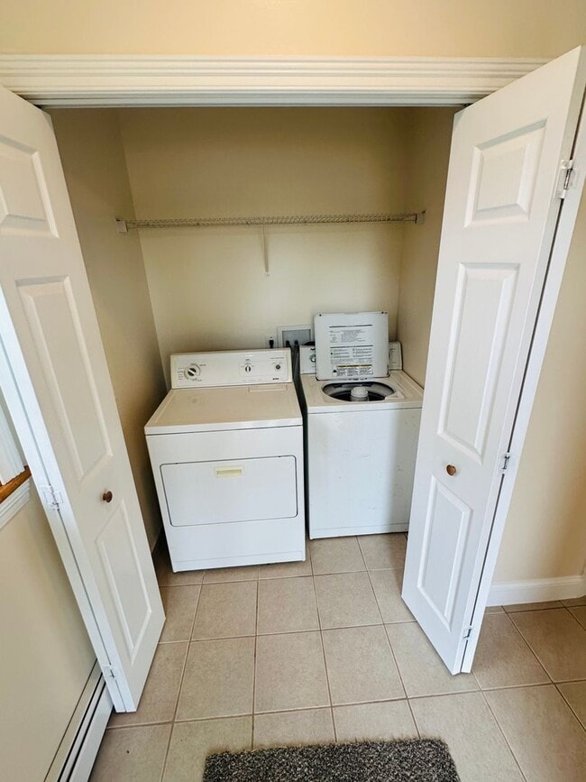 Building Photo - Spacious 3-Bedroom Duplex for Rent – Minut...