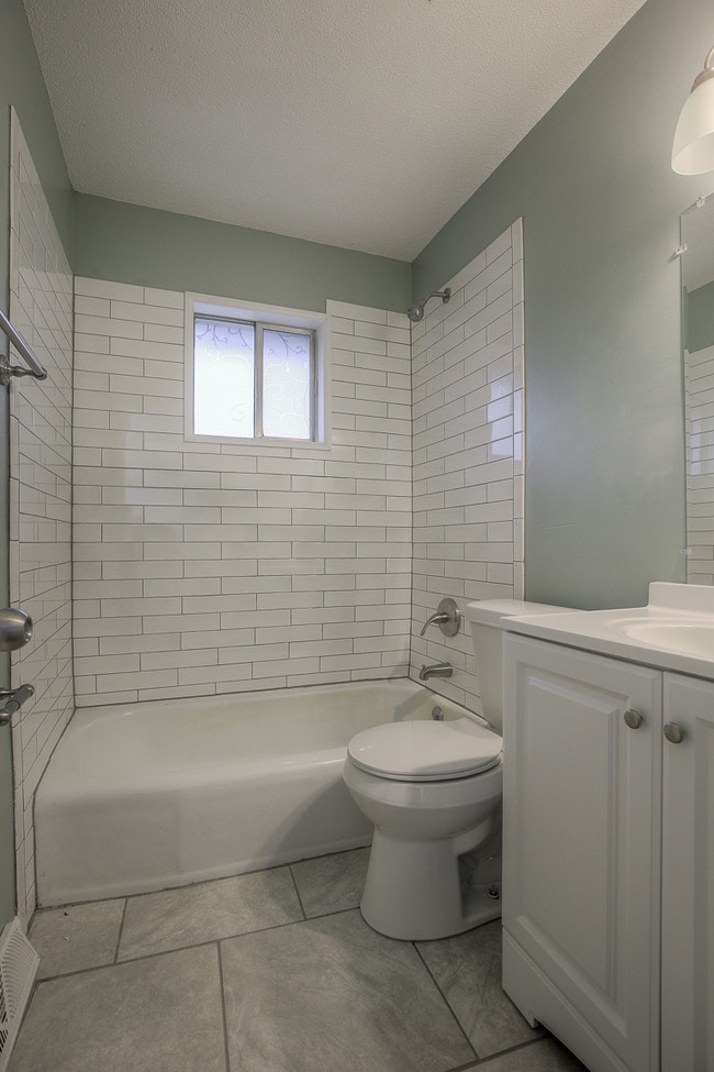 Building Photo - 510 NE Corder St