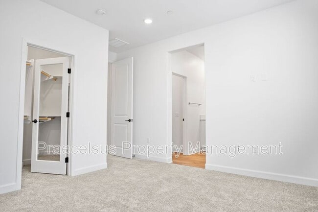 Building Photo - 824 Makani St