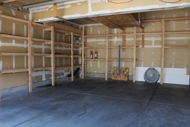 Building Photo - Gorgeous 2 Story End Unit in Lakewood!