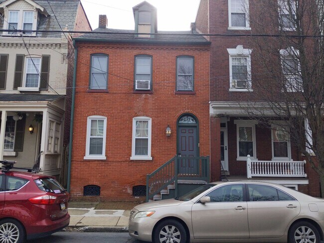 Building Photo - 612 E Chestnut St