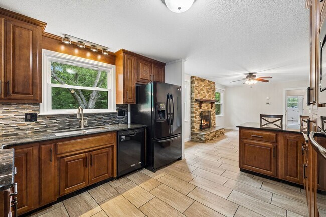 Building Photo - Pet Friendly Four Bedroom with Basement!