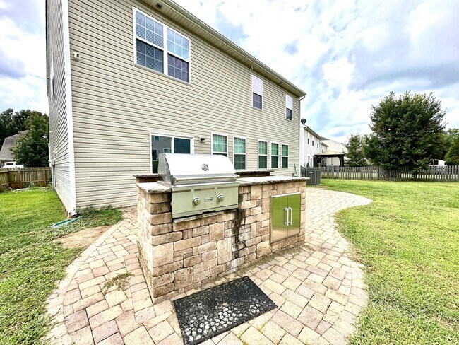 Building Photo - 8019 Kelburn Ln