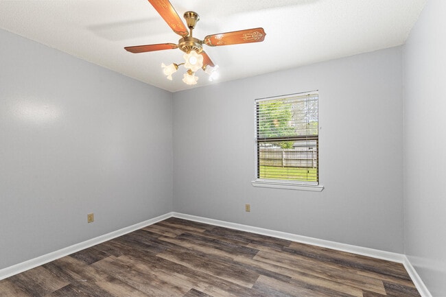 Building Photo - 551 Juanita Ave
