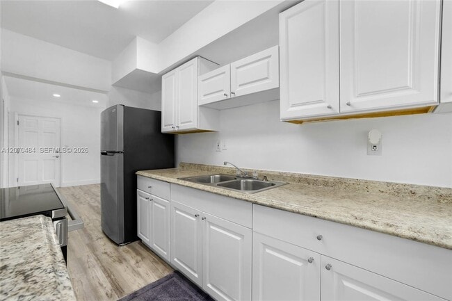 Building Photo - 2250 Bay Dr