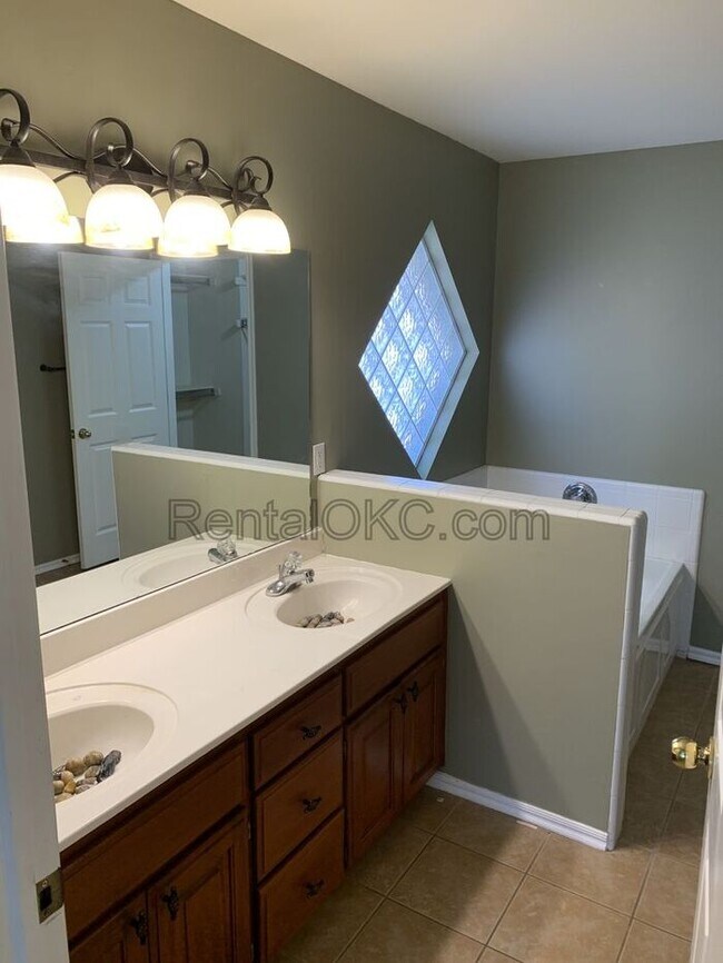 Building Photo - 3 Bed 2 Bath Edmond home with Office [STORM SHELTER]