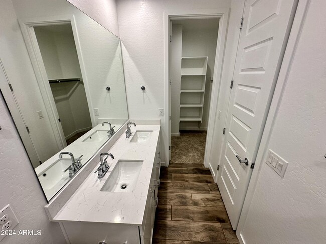 Building Photo - 4043 E Brisa Dr