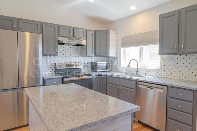 Building Photo - 743 Descendant Dr