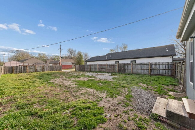 Building Photo - This cozy residence features a bright living space and well-appointed kitchen.  1st month is FREE...