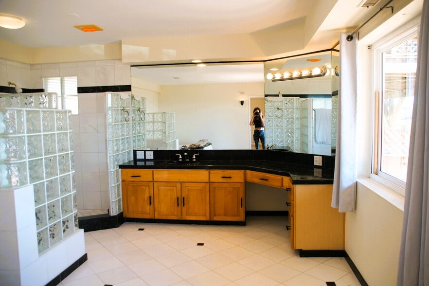 Building Photo - 220 Shoreview Dr