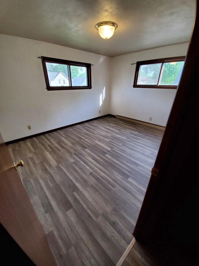 Building Photo - 212 E 5th