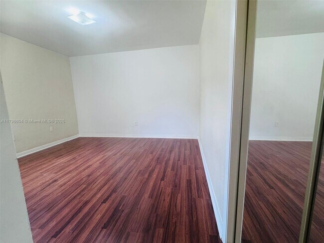 Building Photo - 311 SW 49th Ave
